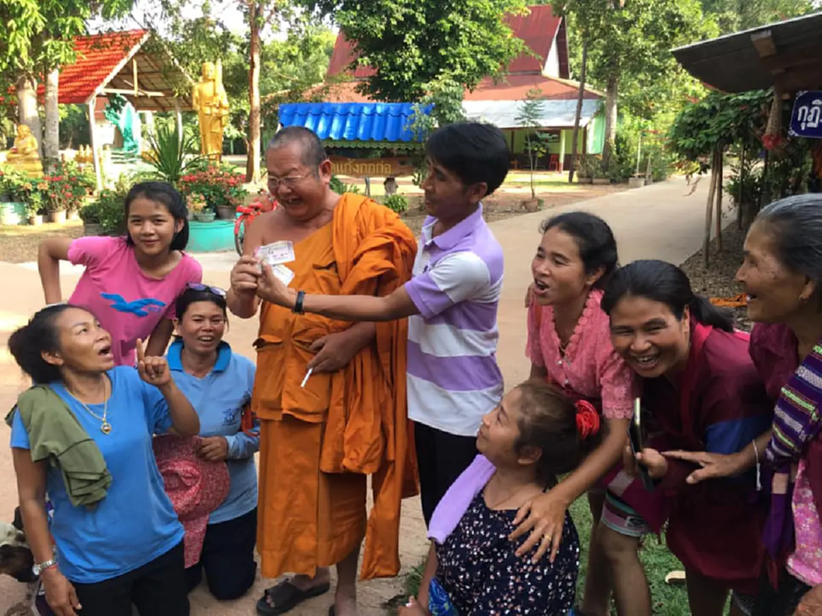 หลวงพ่อถูกรางวัลที่ 1 รับ 12 ล้านบาท