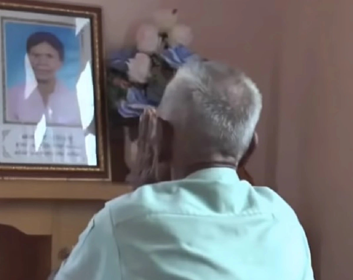 คุณตานั่งกินข้าวหน้ารูปยายจากไปสงบ เข้าใจเลยคำว่ารักแท้มีอยู่จริง