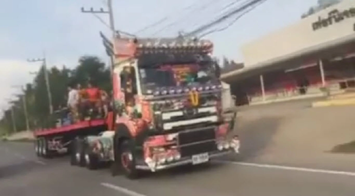 ชุดใหญ่ไฟกระพริบของแท้!! สงกรานต์โคราชหัวใสไม่กระบะก็ได้ จัดไปหัวลากคอนเทนเนอร์ (ชมคลิป)