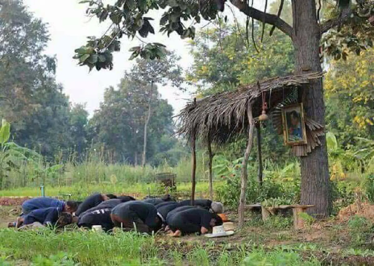 บ้านฉันไกลไปไม่ไหวหรอกวังหลวง ...สุดซึ้ง! "คุณตา คุณยาย"  ก้มลงกราบ "พระบรมฉายาลักษณ์ ในหลวงร.9" ท่ามกลางป่าเขา (ชมภาพ)