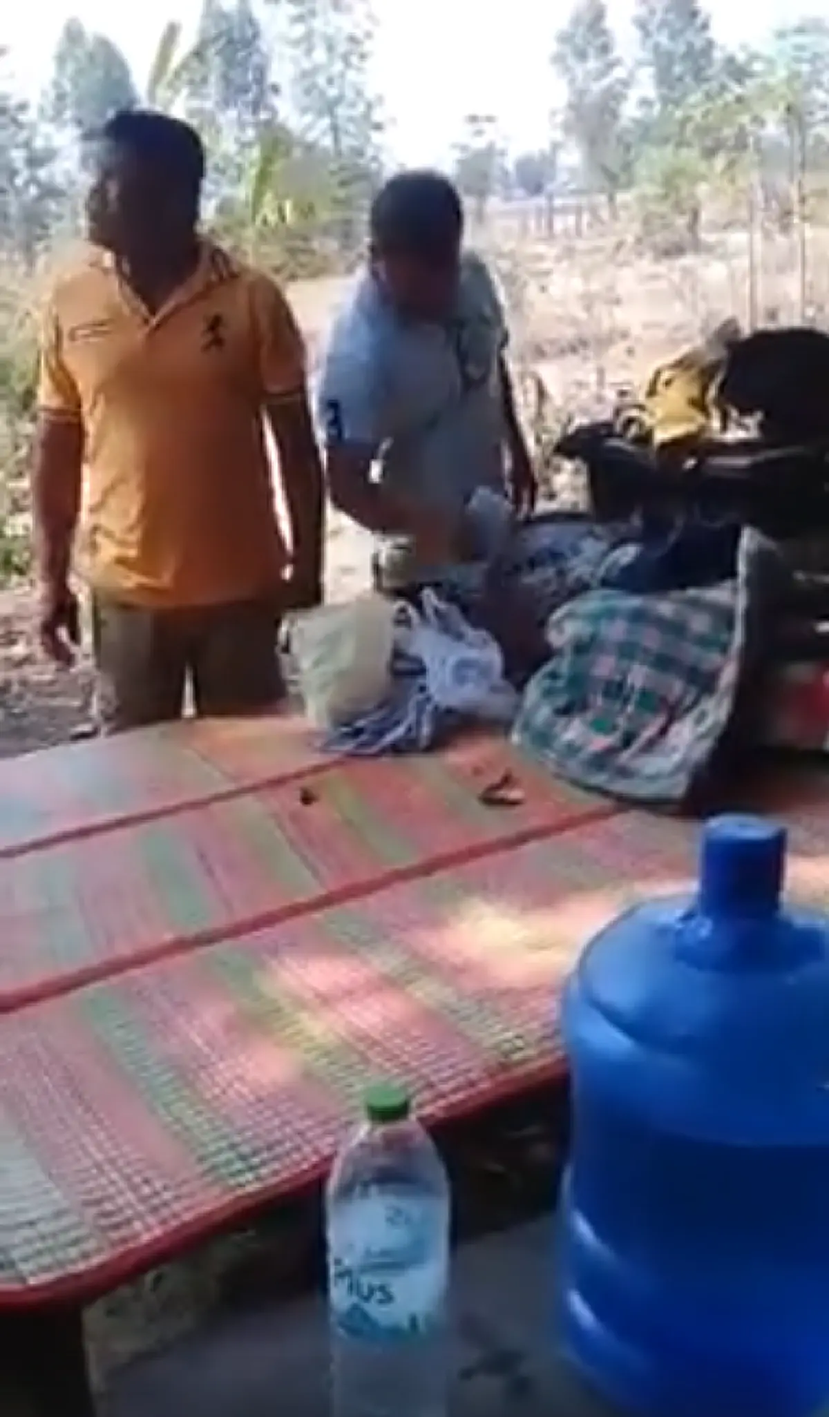 กลุ่มชายแอบอ้างเป็นตำรวจมาขอตรวจฉี่ตามบ้าน พอถามถึงบัตร เล่นเอาชะงักไปพักใหญ่ ก่อนเดินกลับไปแบบเนียนๆ(คลิป)