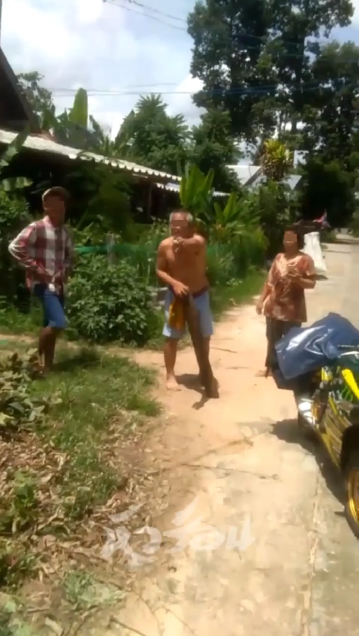 หนุ่มจะมาตัดไฟ เจอเจ้าของบ้านข่มขู่ จะเอาไม้ฟาด