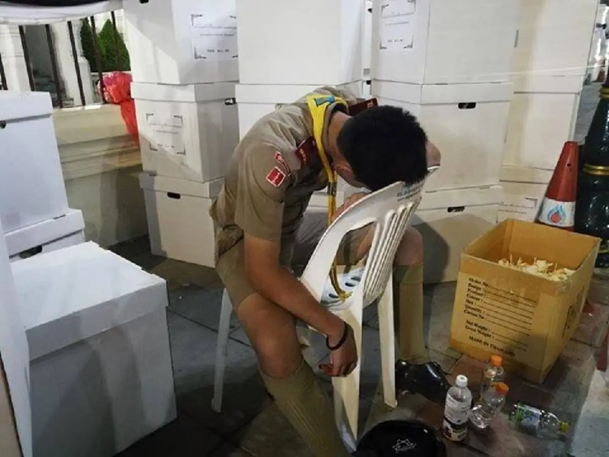 แห่แชร์สนั่น!!! ลูกเสือกองร้อยพิเศษ ปฏิบัติหน้าที่ซุ้มถวายดอกไม้จันทน์ เกือบ 24 ชั่วโมง..ขอบคุณจากใจและจงภูมิใจในตัวเอง!!!(รายละเอียด)