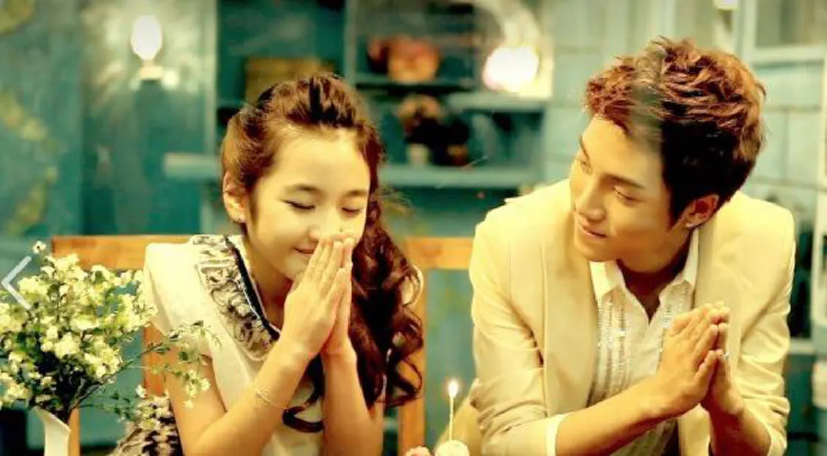 โตเป็นสาวแล้ว !!! ส่องภาพล่าสุดของ "เด็กหญิง 12 ปี" ที่เป็นแฟนกับหนุ่ม 24 ปี ผ่านไปหลายปียังคบกันอยู่ ฝ่ายหญิงหน้าตาสวยมาก !!! (ชมภาพ)