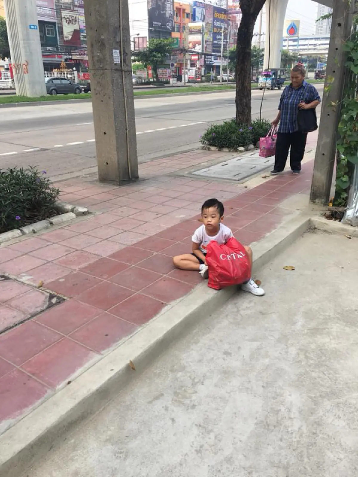 แชร์สนั่น!!! เมื่อลูกบอกพ่อว่าไม่อยากไปเรียน เจอบทเรียนที่พ่อกับแม่จัดให้ ลองทำงานเก็บขวดขายประทังชีวิต...ชีวิตไม่ได้โรยด้วยกลีบกุหลาบ