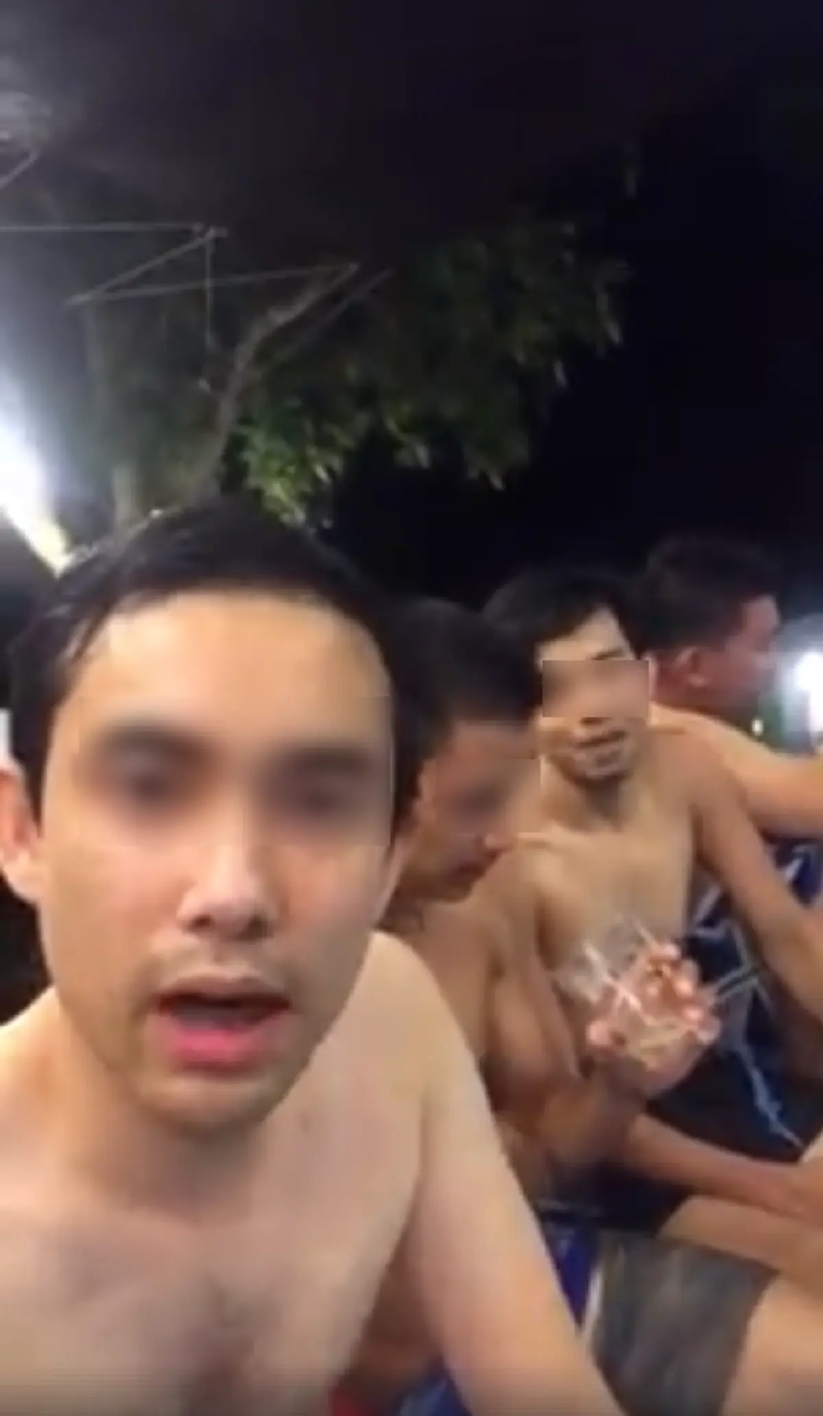 ผัวทุกคนต้องดู!!! หนุ่มคุยโม้ต่อหน้าเพื่อน ลั่นแรง!!"คนกลัวเมียโคตรกระจอก เมียต้องอยู่ใต้ตีนเรา" ไม่กี่วินาทีต่อมา พบจุดจบสุดสลด โซเชียลแชร์