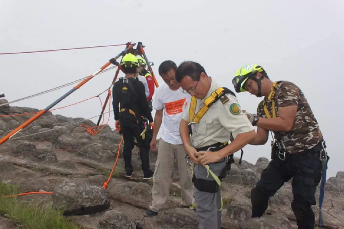 เพราะมีคนมักง่าย!!! จนท.อุทยานภูหินร่องกล้าโรยตัว "เก็บขยะ" ริมผา เหตุจากฝีมือนทท. ทิ้งไม่เป็นที่ (รายละเอียด-ภาพ)