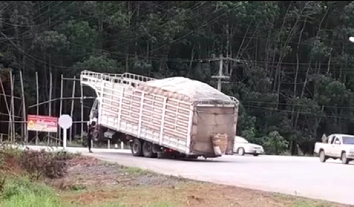 ตะลึง!!! รถสิบล้อยกล้อกลางถนน คนขับถึงกับยืนงงเป็นไก่ตาแตก...สังคมรุมจวกที่ถนนจะพังก็เพราะทำกันแบบนี้!!!(มีคลิป)