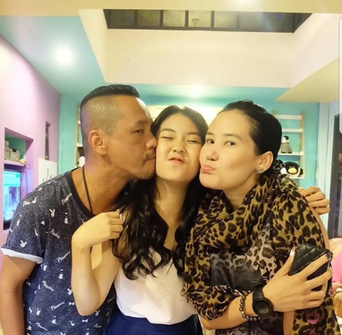 \"เท่ง เถิดเทิง\" กลับบ้านแล้ว อยู่กันพร้อมหน้าลูกเมีย หอมแก้ม 3 คนสวีทหวานชื่น!