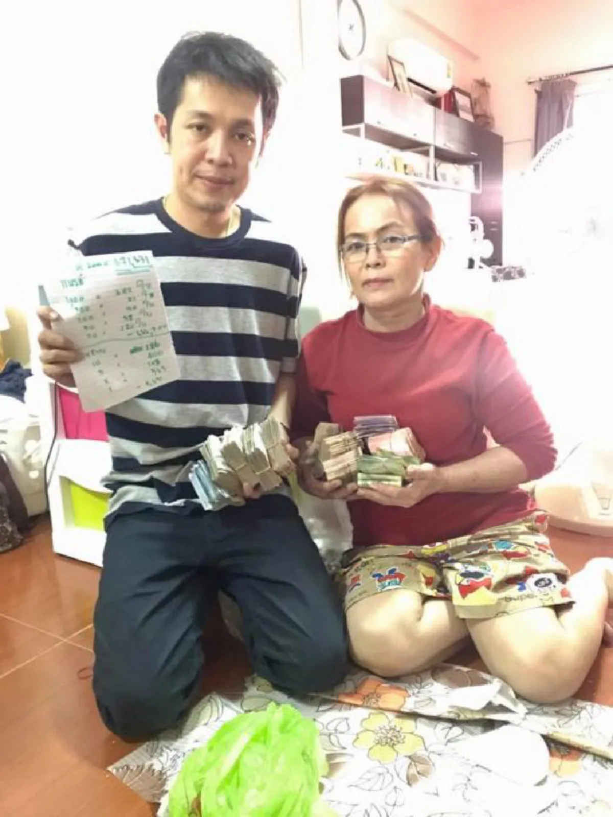 ทายสิว่าได้เงินเท่าไหร่?  หนุ่มทำงานเก็บเงินหยอดกระปุกหมูตลอดปี 2017 พอทุบออกมาถึงกับตะลึง!