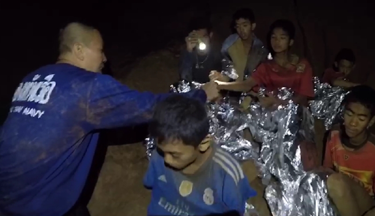 แผลอยู่ตรงไหนน้องๆ !!! คลิป “หมอภาคย์” กำลังทำแผลให้ “ทีมหมูป่าถ้ำหลวง” พูดคุยยิ้มแย้ม มีแซว ...เดี๋ยวออกไปข้างนอกเจอพยาบาลสวยๆ !! (มีคลิป)
