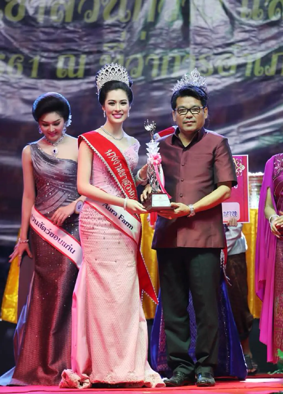 **ผู้ชายทั้งประเทศจ้องกันตาแตก !!! เมื่อนี่คือชีวิต "หลิงหลิง" หลังได้ครองมงกุฎ "นางงามเขาสวนกวาง" คนล่าสุดมากว่า 4 เดือน ! (ภาพ)