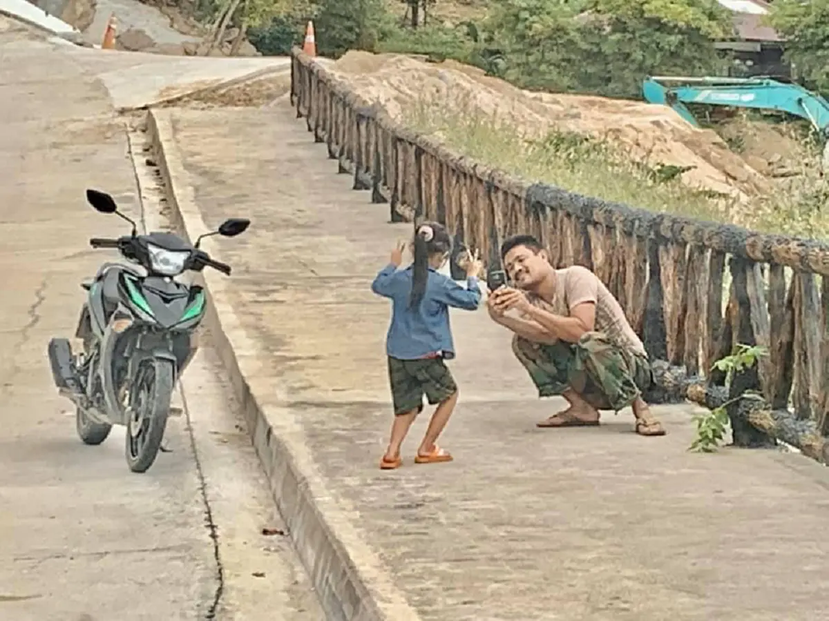 สองพ่อลูกจอดรถถ่ายภาพข้างทาง เห็นรอยยิ้มทั้งคู่รู้เลยว่ามีความสุขแค่ไหน
