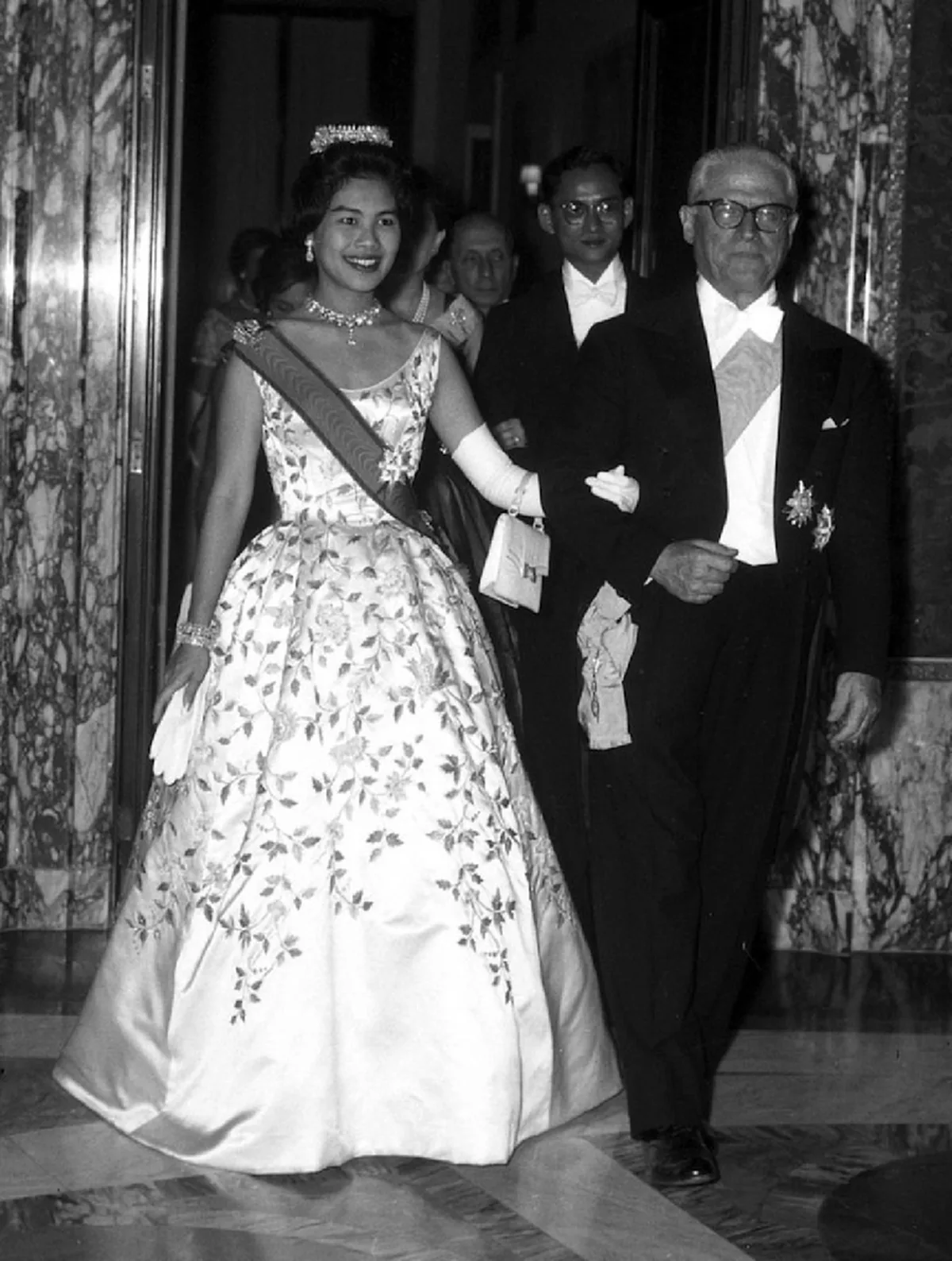 สง่างามสมพระเกียรติ !! รวมฉลองพระองค์ "สมเด็จพระบรมราชินีนาถ" ที่สวยสง่า จนต่างชาติยกให้เป็น "สตรีที่แต่งพระองค์งามที่สุดในโลก" !! (ชมคลิป)