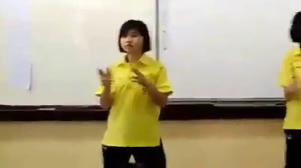 นักเรียนคนหนึ่ง ขี้อายไม่ยอมเต้น พอเพลงถึงท่อนพีค ปล่อยไม่ยั้ง เพื่อนข้างๆต้องอาย