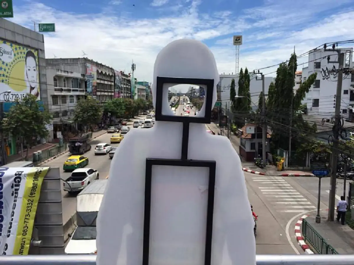 แชร์โซเชียลแตก!!! จ่าเฉยแนวใหม่ ยืนจังก้ากลางสะพานลอย เจอสวดยับ ถ้าขับมาตอนกลางคืนตกใจรถล้มใครรับผิดชอบ!!??(รายละเอียด)