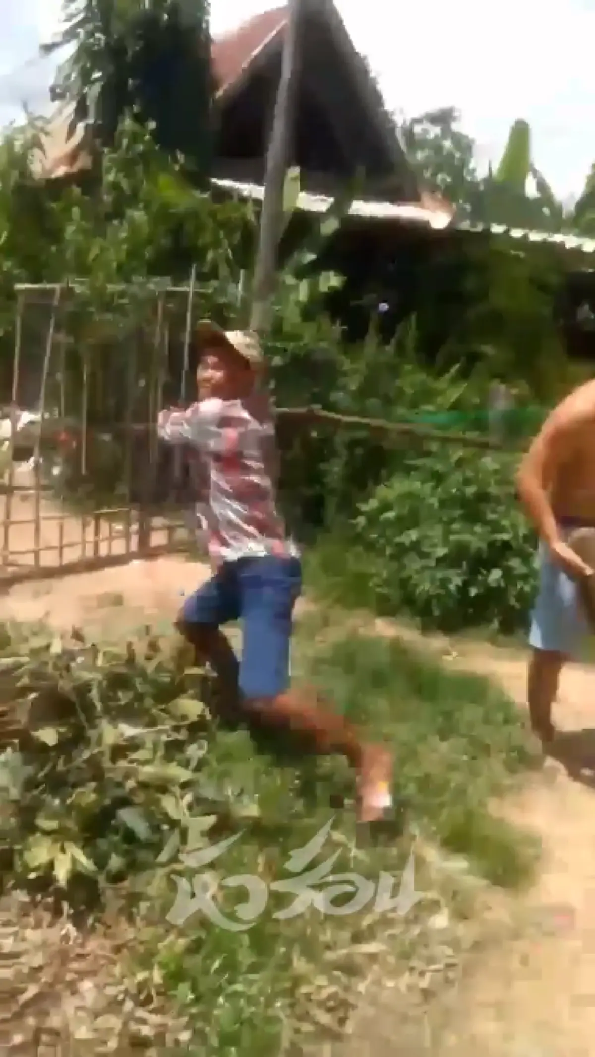 หนุ่มจะมาตัดไฟ เจอเจ้าของบ้านข่มขู่ จะเอาไม้ฟาด