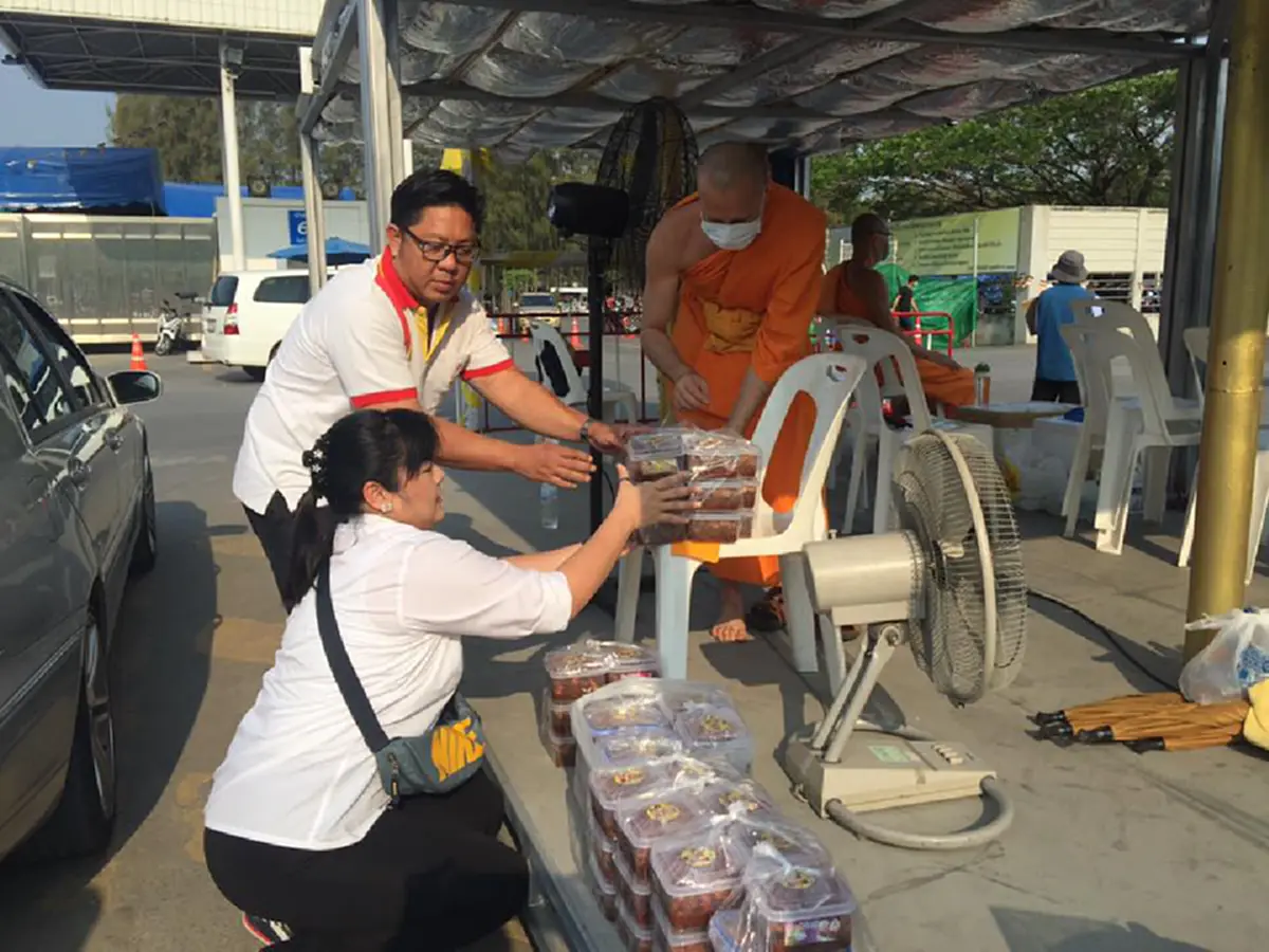 หน้าชื่นตาบาน!!! "ลีลาวดี" ไม่แคร์หมายจับยุยงปลุกปั่น  ไปวัดพระธรรมกายถวายภัตตาหาร ส่งบุญใสๆ?! (ชมภาพ)