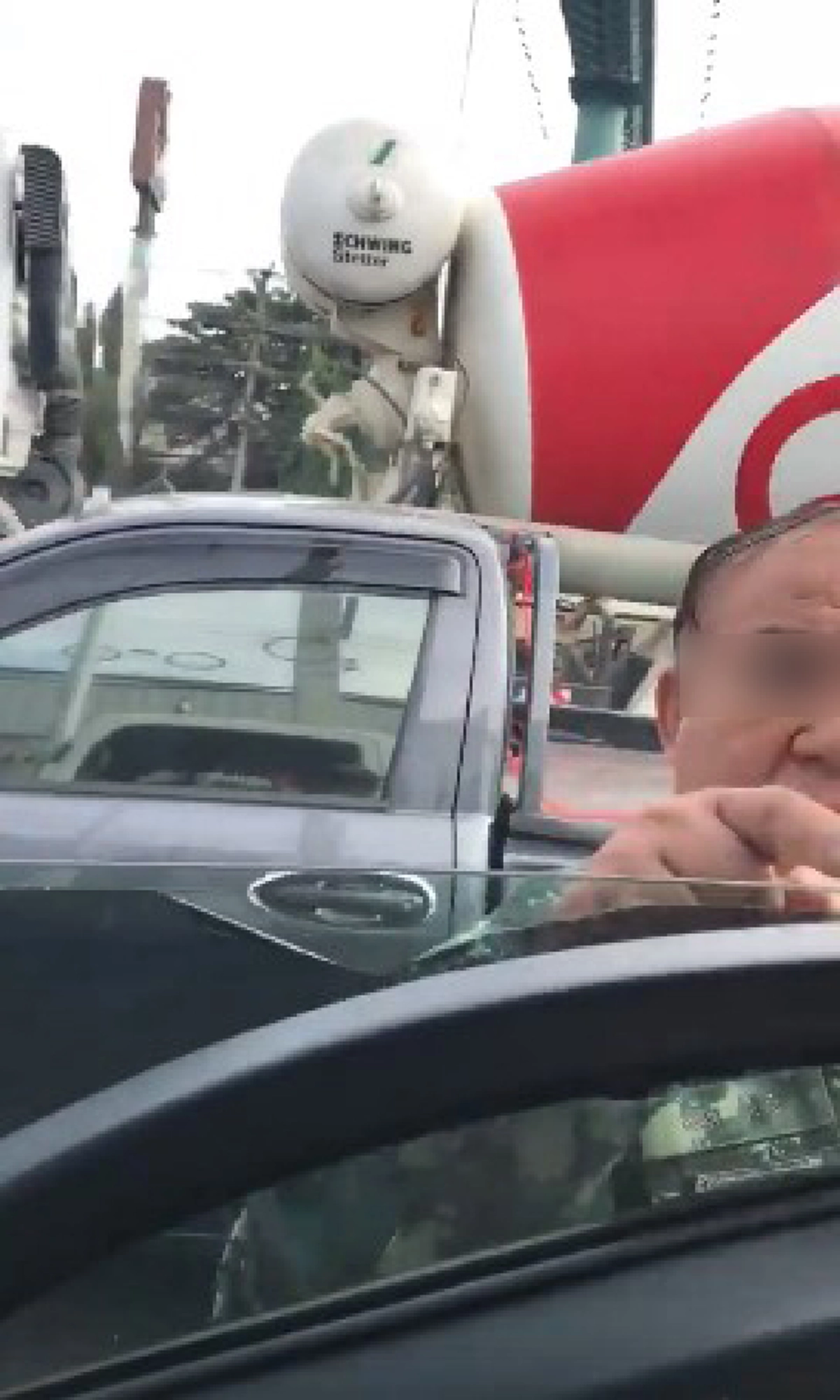 เดือดกลางถนน!!! ชายใส่เครื่องแบบคล้ายทหาร ขับรถปาดหน้าสาว ลั่น"ไม่มีน้ำใจเลยไอ้.. เดี๋ยวต่อยหน้าเลย" นี่หรือคำพูดที่ใช้กับผู้หญิง!!!