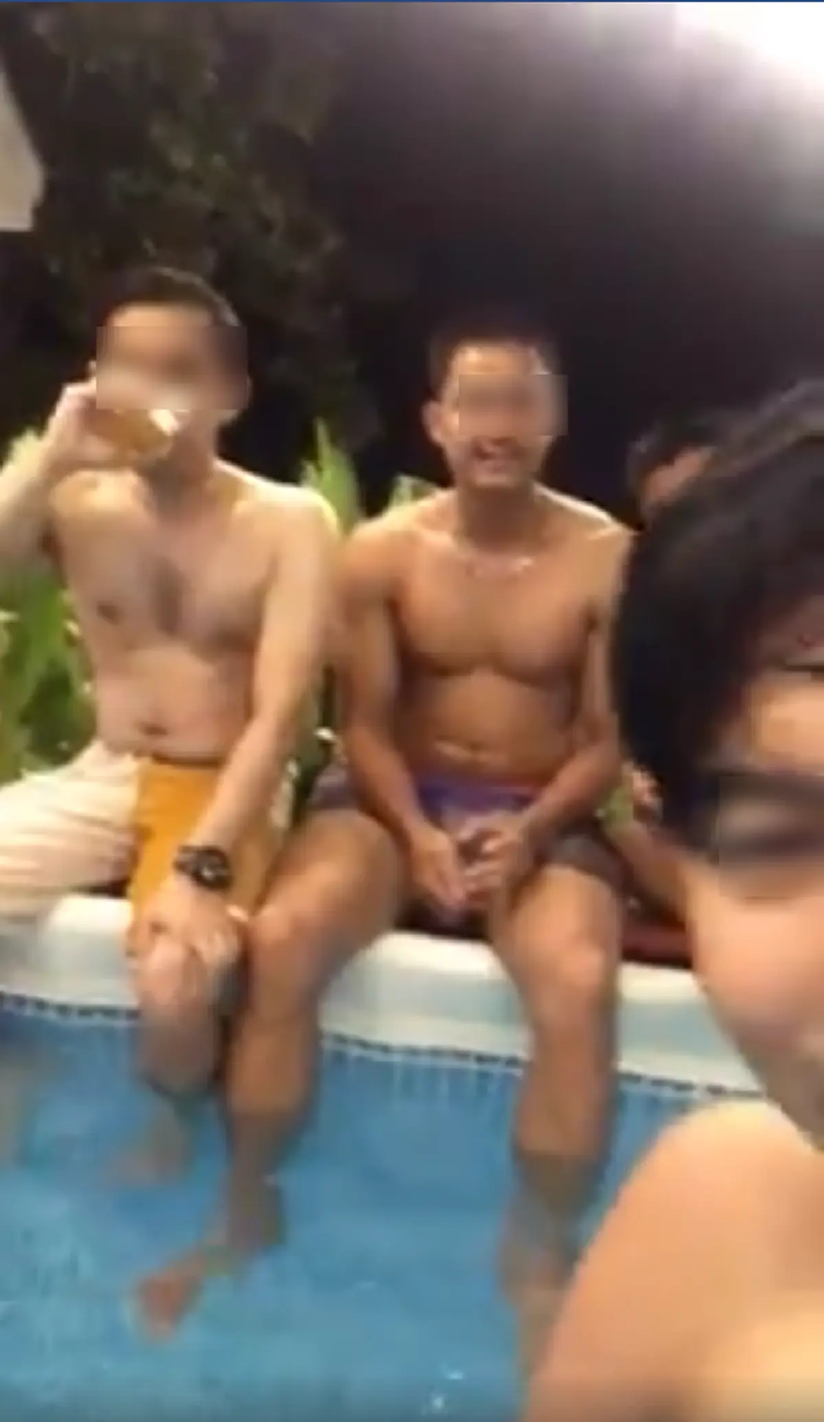 ผัวทุกคนต้องดู!!! หนุ่มคุยโม้ต่อหน้าเพื่อน ลั่นแรง!!"คนกลัวเมียโคตรกระจอก เมียต้องอยู่ใต้ตีนเรา" ไม่กี่วินาทีต่อมา พบจุดจบสุดสลด โซเชียลแชร์