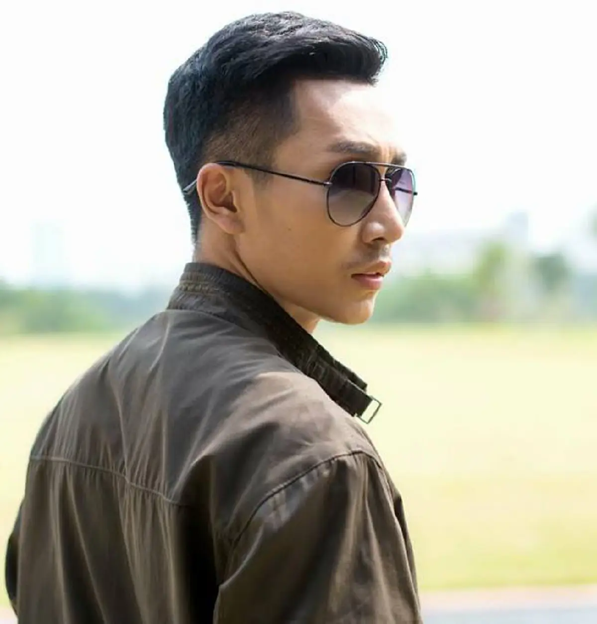 สุดระทึก!!! เผยวินาที นักร้องลูกทุ่งดังโดนคนดูขึ้นมาล็อกคอกลางเวที จนไมค์กระแทกปาก ท่ามกลางความงุนงงของคนทั้งงาน!!!