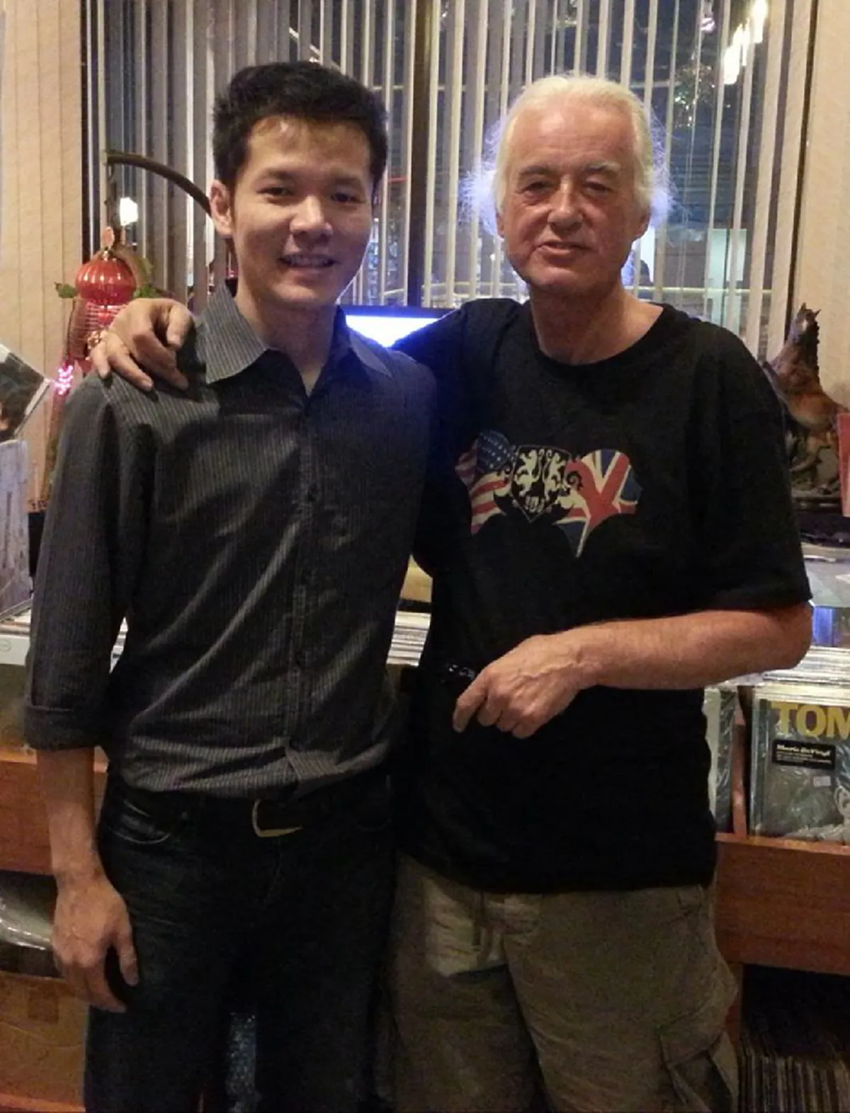 เมื่อหนุ่มไทย เจอฝรั่งยืนอยู่ในร้านขายแผ่นเสียง พอมองดีๆ เขาคือบุคคลระดับตำนาน มันคือวาสนาในชีวิตจริงๆ