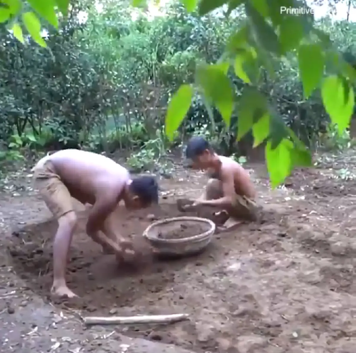 ไม่เจ๋งจริงทำไม่ได้ สองหนุ่มลงแรง สร้างสระว่ายน้ำสุดหรูด้วยตัวเอง โดยไม่เสียเงินแม้แต่บาทเดียว ขนาดปูนยังทำเองได้(คลิป)