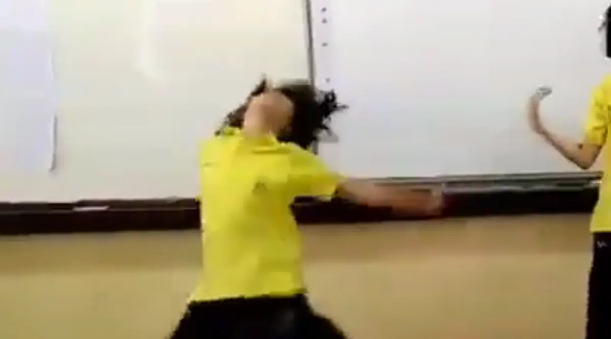 นักเรียนคนหนึ่ง ขี้อายไม่ยอมเต้น พอเพลงถึงท่อนพีค ปล่อยไม่ยั้ง เพื่อนข้างๆต้องอาย