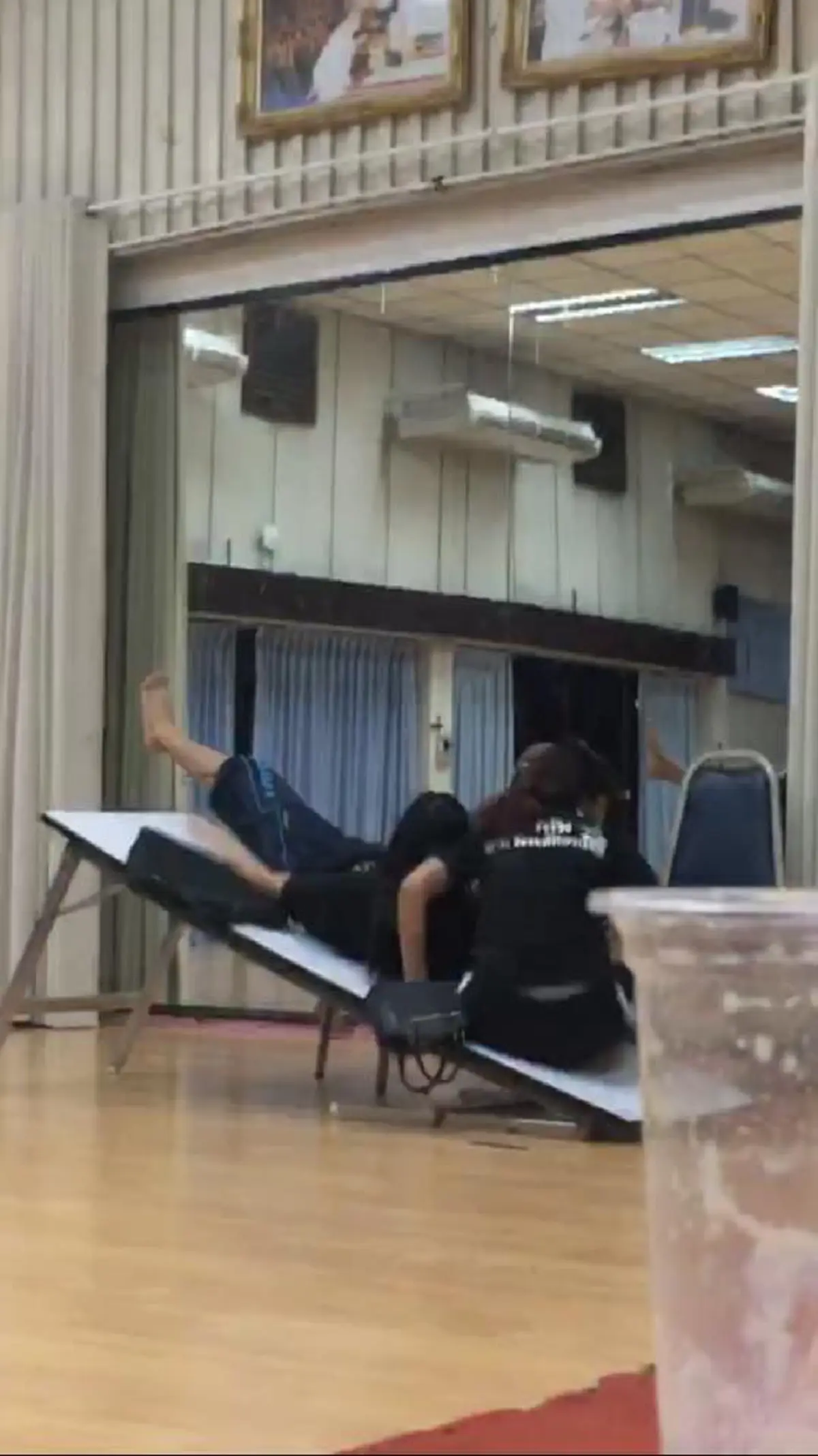 5 แสนคนขำกลิ้ง !!! 2 สาวขึ้นไป "ซ้อมเต้นบนโต๊ะ" อย่างเมามัน ก่อนเกิดเหตุไม่คาดฝัน โต๊ะพังในทันใด จุดจบสายแดนซ์ชัดๆ !! (ชมคลิป)