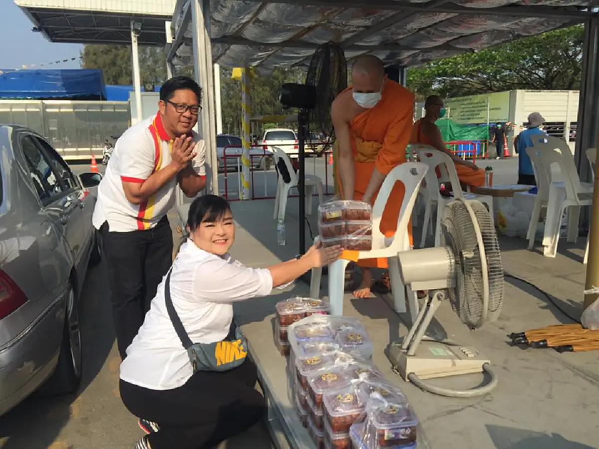 หน้าชื่นตาบาน!!! "ลีลาวดี" ไม่แคร์หมายจับยุยงปลุกปั่น  ไปวัดพระธรรมกายถวายภัตตาหาร ส่งบุญใสๆ?! (ชมภาพ)