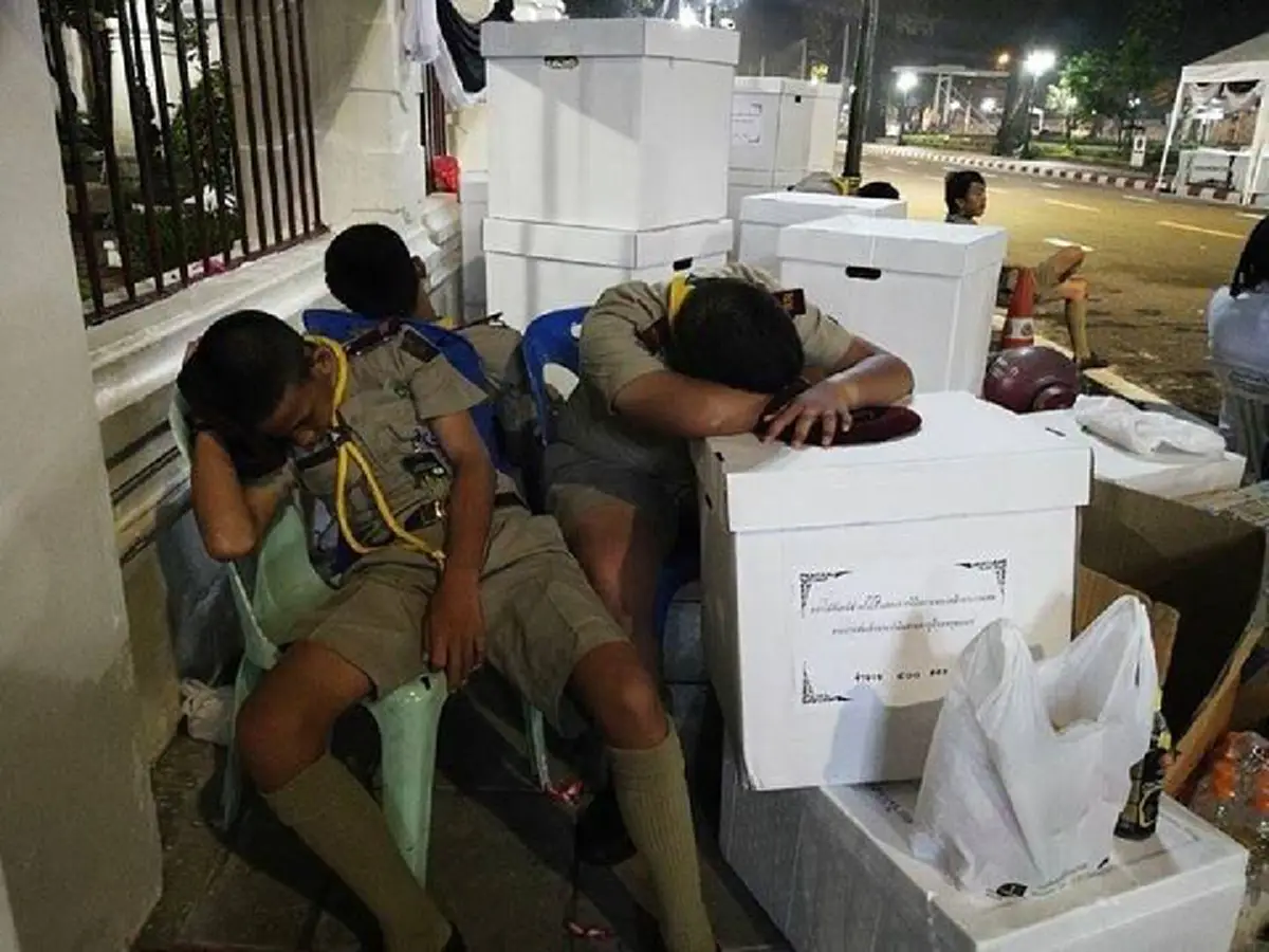 แห่แชร์สนั่น!!! ลูกเสือกองร้อยพิเศษ ปฏิบัติหน้าที่ซุ้มถวายดอกไม้จันทน์ เกือบ 24 ชั่วโมง..ขอบคุณจากใจและจงภูมิใจในตัวเอง!!!(รายละเอียด)