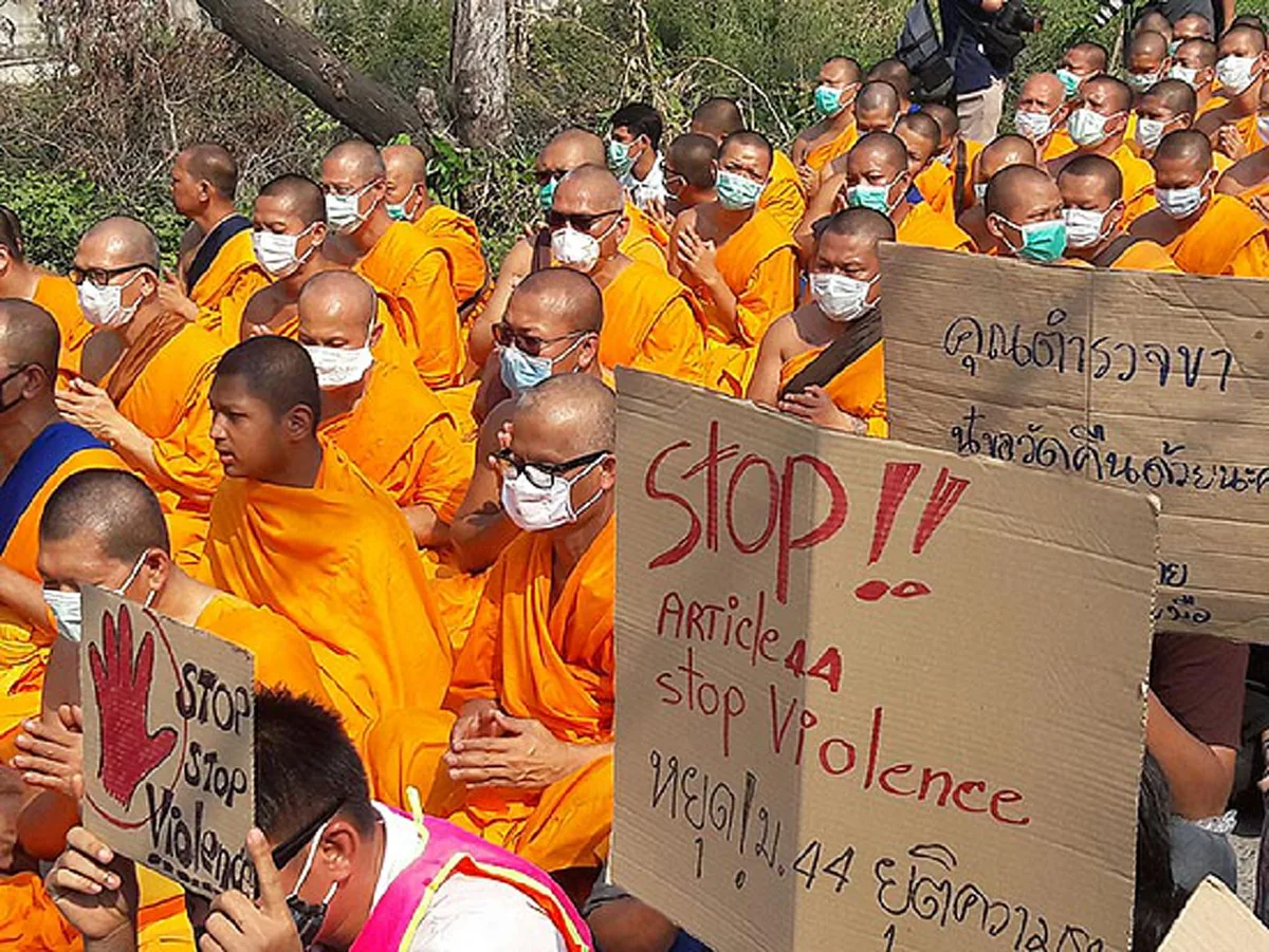 ด่วน!! หรือจะมีเอี่ยว!!?? สายข่าวรายงานล่าสุดพบมวลชนของ"กลุ่มนปช.ประมาณ 500 คน" อยู่ฝั่งตรงข้ามประตู 5,6 ของวัดพระธรรมกาย!!??(รายละเอียด)