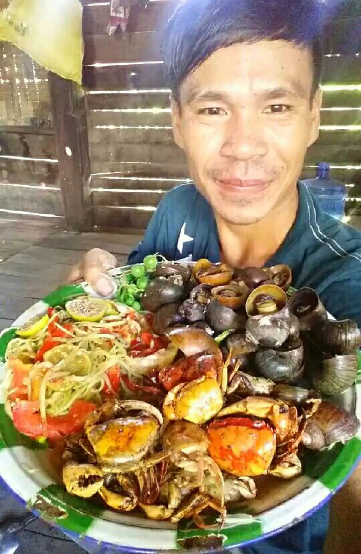 เขานี่ล่ะตัวจริงเสียงจริง !! เปิดภาพ "บัวไล" เน็ตไอดอลลาว ที่โด่งดังเรื่องทำอาหาร แต่ละเมนูเห็นแล้วน้ำลายแตก !!! (ชมภาพ)