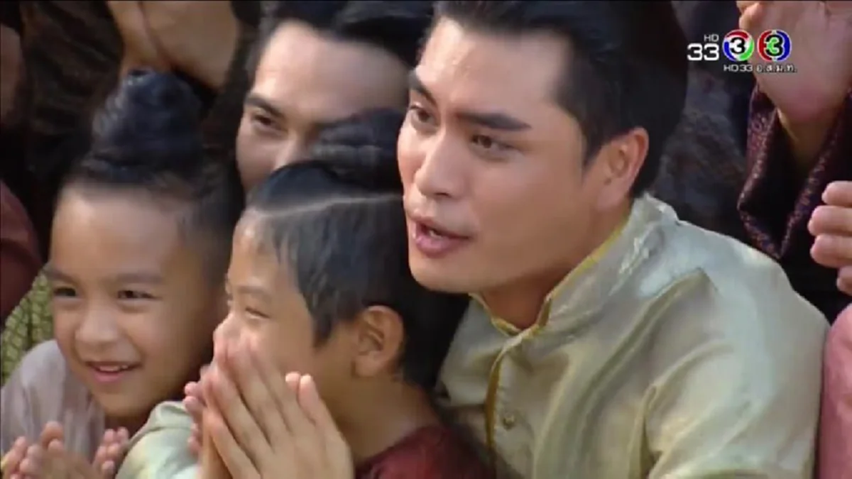 รู้ก่อนใครอ่านเลย !!! "รอมแพง" เผยความลับ? เด็กที่นั่งตัก "หลวงสรศักดิ์" - "หลวงเรือง" แท้จริงคือผู้สูงศักดิ์ในภายภาคหน้า !! (มีภาพ)