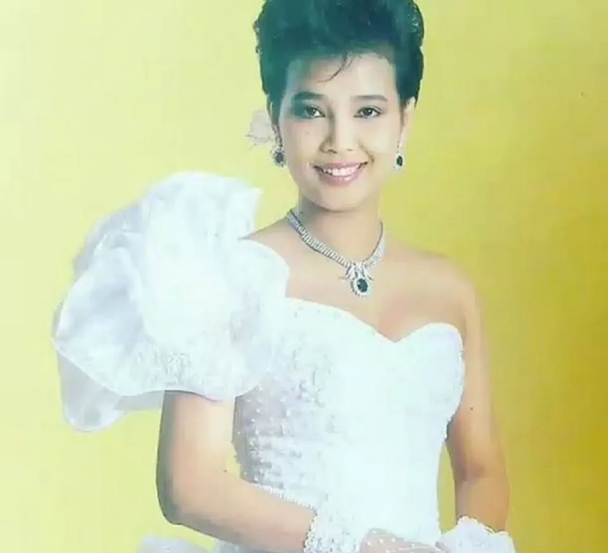 ทั้งประเทศไม่เคยเห็น!!! แห่ส่องบัตรประชาชน และ กระดูกศีรษะ ของ"พุ่มพวง ดวงจันทร์"ที่ไม่เคยเปิดเผยมาก่อน..งานนี้คอหวยห้ามพลาด!!!(คลิป)