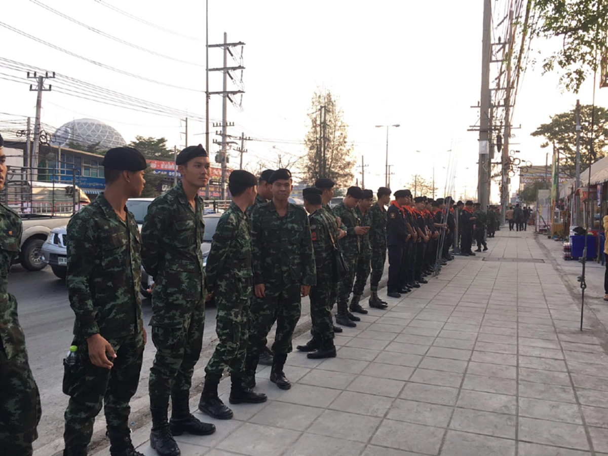 ด่วน!! หรือจะมีเอี่ยว!!?? สายข่าวรายงานล่าสุดพบมวลชนของ"กลุ่มนปช.ประมาณ 500 คน" อยู่ฝั่งตรงข้ามประตู 5,6 ของวัดพระธรรมกาย!!??(รายละเอียด)