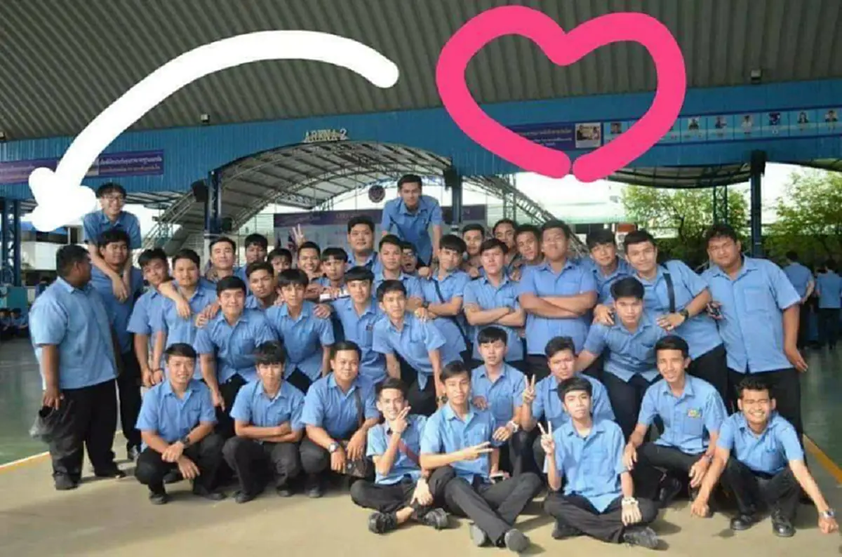 ตั้งใจให้มึงนะ !! เพื่อนร่วมห้อง เห็นเพื่อนใส่รองเท้าขาดมาเป็นปี รวมเงินซื้อคู่ใหม่ให้ ทิ้งประโยคกระชากใจ เห็นดีใจที่ได้มัน พวกกูก็พอใจแล้ว!