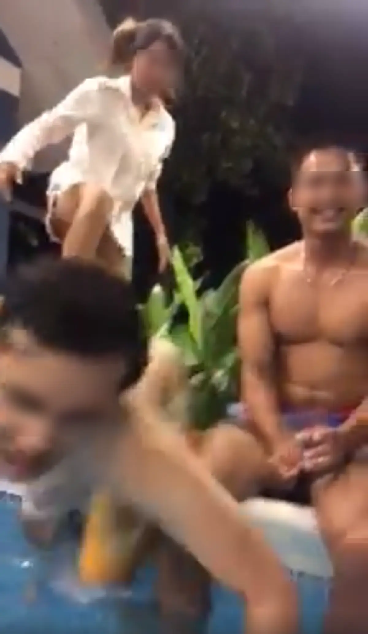 ผัวทุกคนต้องดู!!! หนุ่มคุยโม้ต่อหน้าเพื่อน ลั่นแรง!!"คนกลัวเมียโคตรกระจอก เมียต้องอยู่ใต้ตีนเรา" ไม่กี่วินาทีต่อมา พบจุดจบสุดสลด โซเชียลแชร์