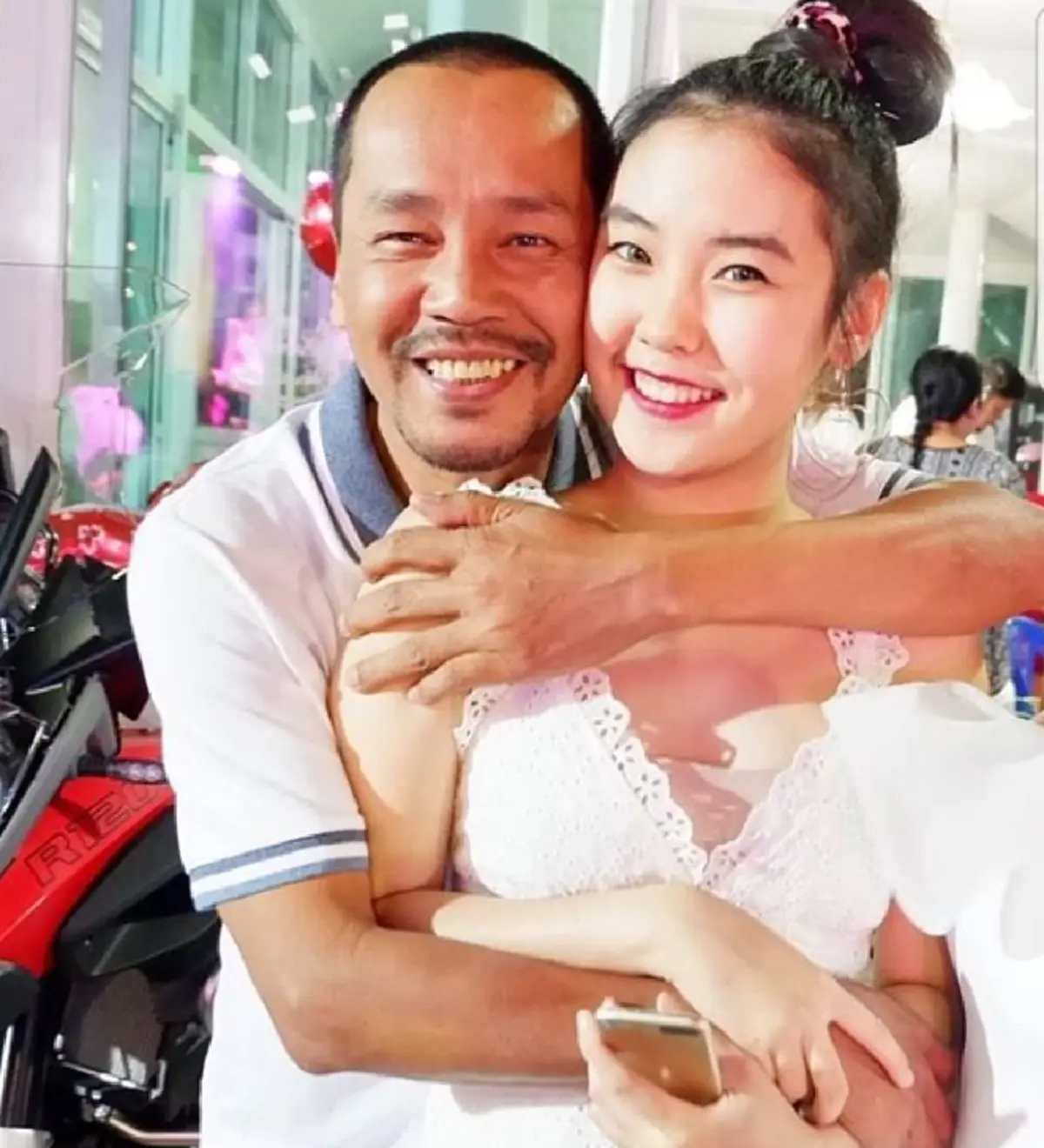 \"เท่ง เถิดเทิง\" กลับบ้านแล้ว อยู่กันพร้อมหน้าลูกเมีย หอมแก้ม 3 คนสวีทหวานชื่น!
