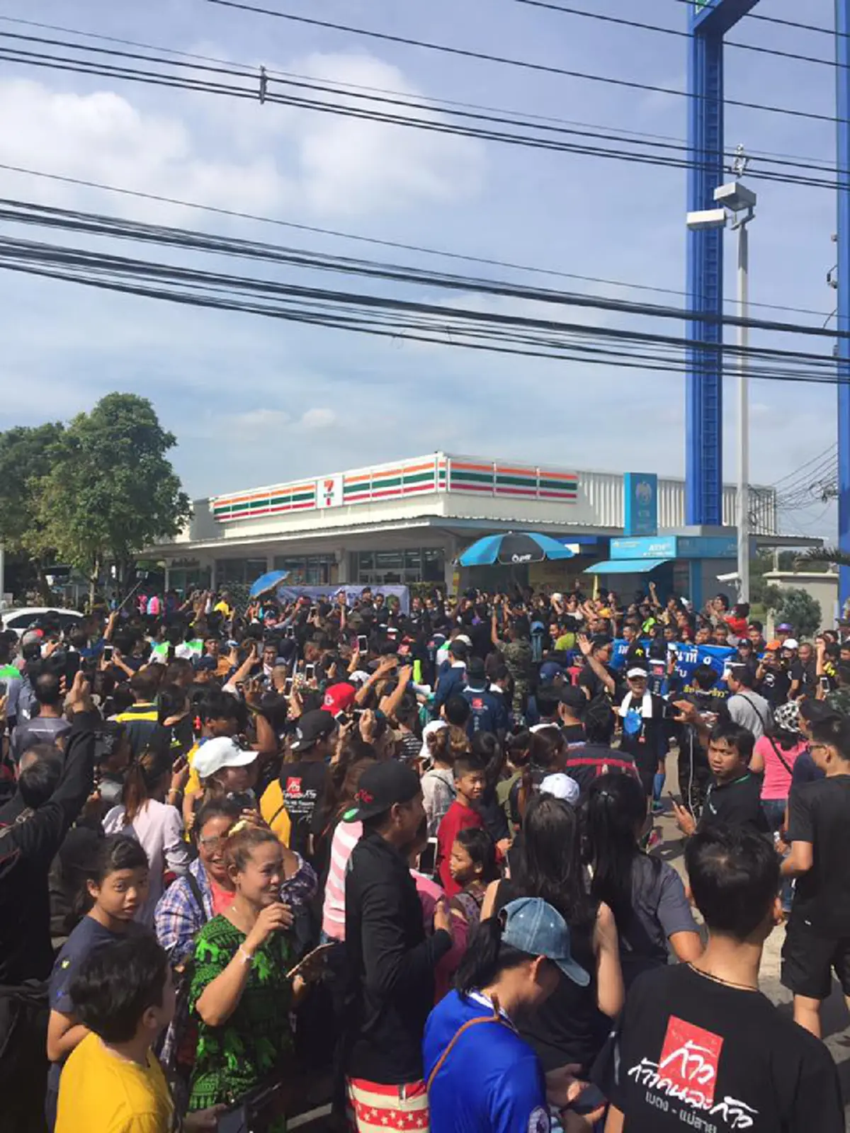 อยากไปให้ถึงแม่สาย!!! อ่านแล้วช่วยแชร์ต่อ"หมอเมย์"ขอความร่วมมือมวลชน วันนี้คนเยอะมาก"พี่ตูน"ดื่มน้ำน้อยขาดน้ำ เวียนหัว จะวืดหลายที!!!