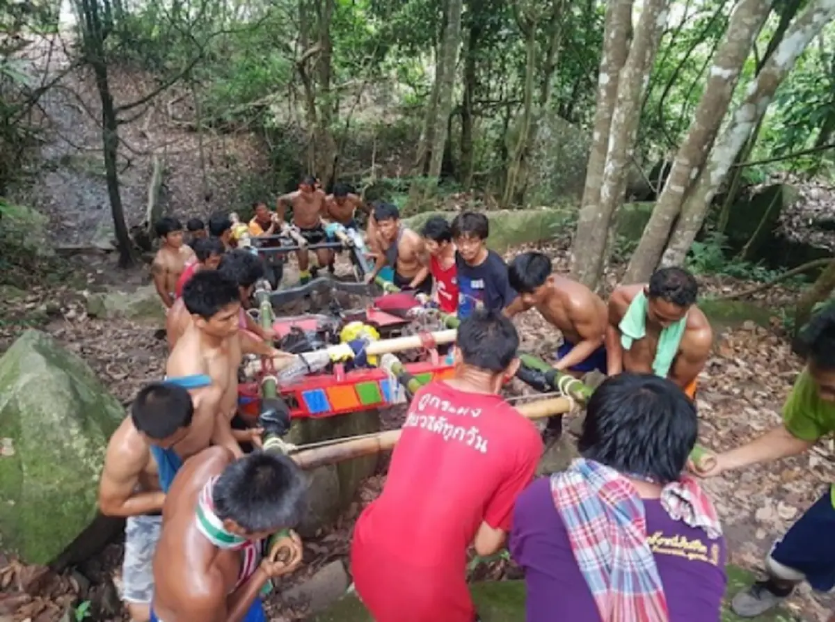 คนไทยเก่งที่สุดในโลก!!! สุดทึ่ง ลูกหาบเกือบ 60 ชีวิต แบกขนรถไถหนักกว่า 1.2 ตัน ขึ้นยอดภูกระดึง โซเชียลแห่ชื่นชม สามัคคีคือพลัง!!!