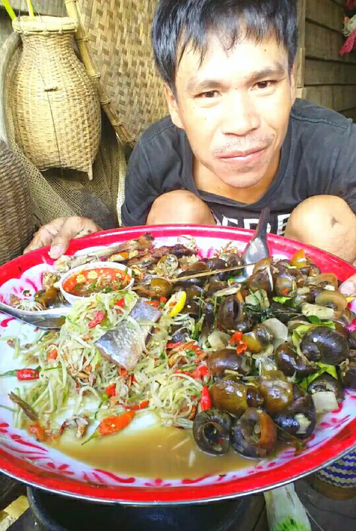 เขานี่ล่ะตัวจริงเสียงจริง !! เปิดภาพ "บัวไล" เน็ตไอดอลลาว ที่โด่งดังเรื่องทำอาหาร แต่ละเมนูเห็นแล้วน้ำลายแตก !!! (ชมภาพ)