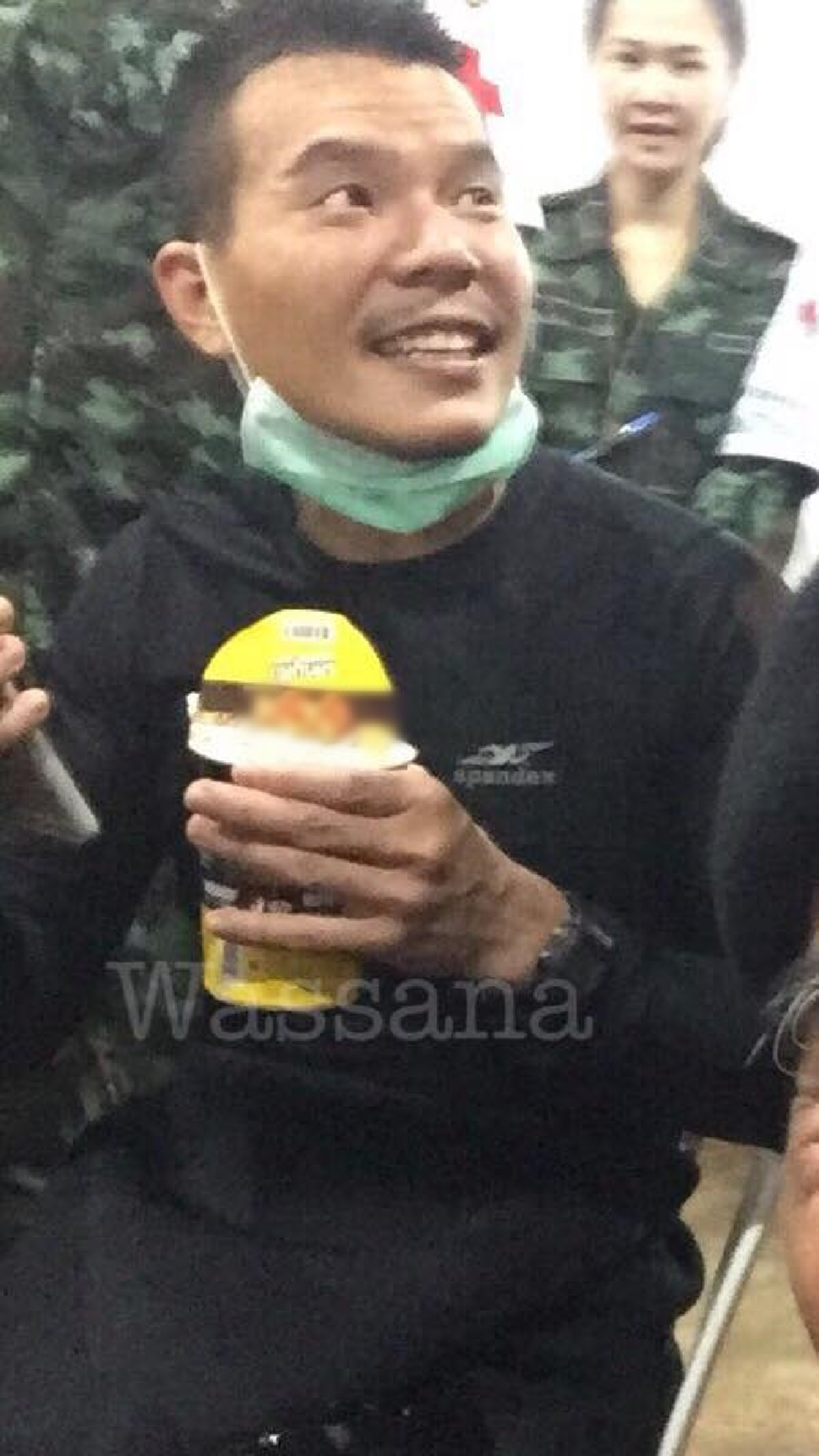 อาหารมื้อแรก !! เปิดภาพ “หมอภาคย์” ออกมาปุ๊ป บอกอยากกิน “มาม่ามากๆเลยครับ”  นั่งกินท่ามกลางเสียงปรบมือ หมอที่แข็งแกร่งที่สุดในปฐพี (มีภาพ)