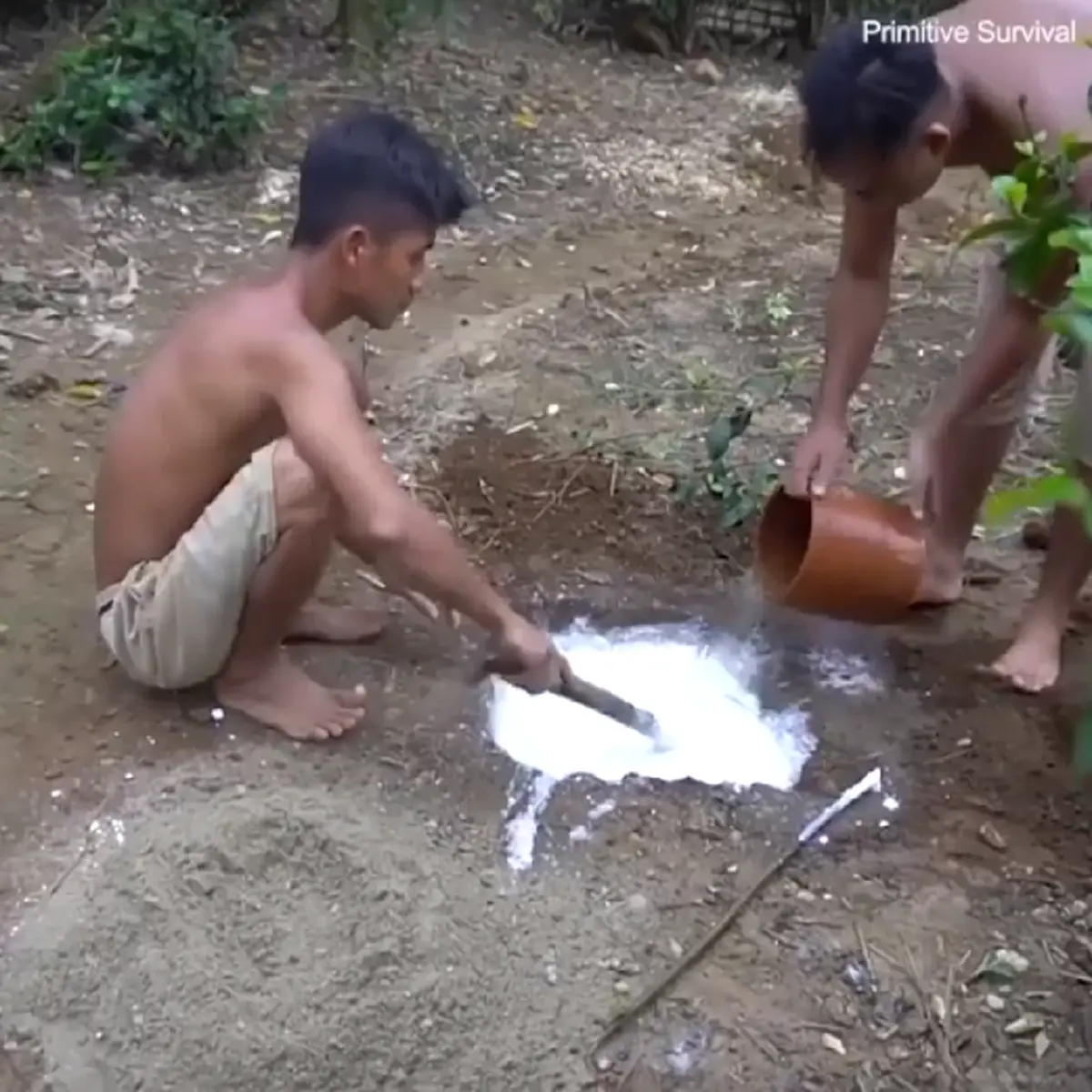 ไม่เจ๋งจริงทำไม่ได้ สองหนุ่มลงแรง สร้างสระว่ายน้ำสุดหรูด้วยตัวเอง โดยไม่เสียเงินแม้แต่บาทเดียว ขนาดปูนยังทำเองได้(คลิป)