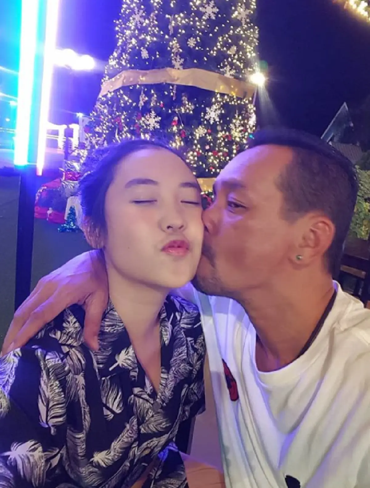 \"เท่ง เถิดเทิง\" กลับบ้านแล้ว อยู่กันพร้อมหน้าลูกเมีย หอมแก้ม 3 คนสวีทหวานชื่น!