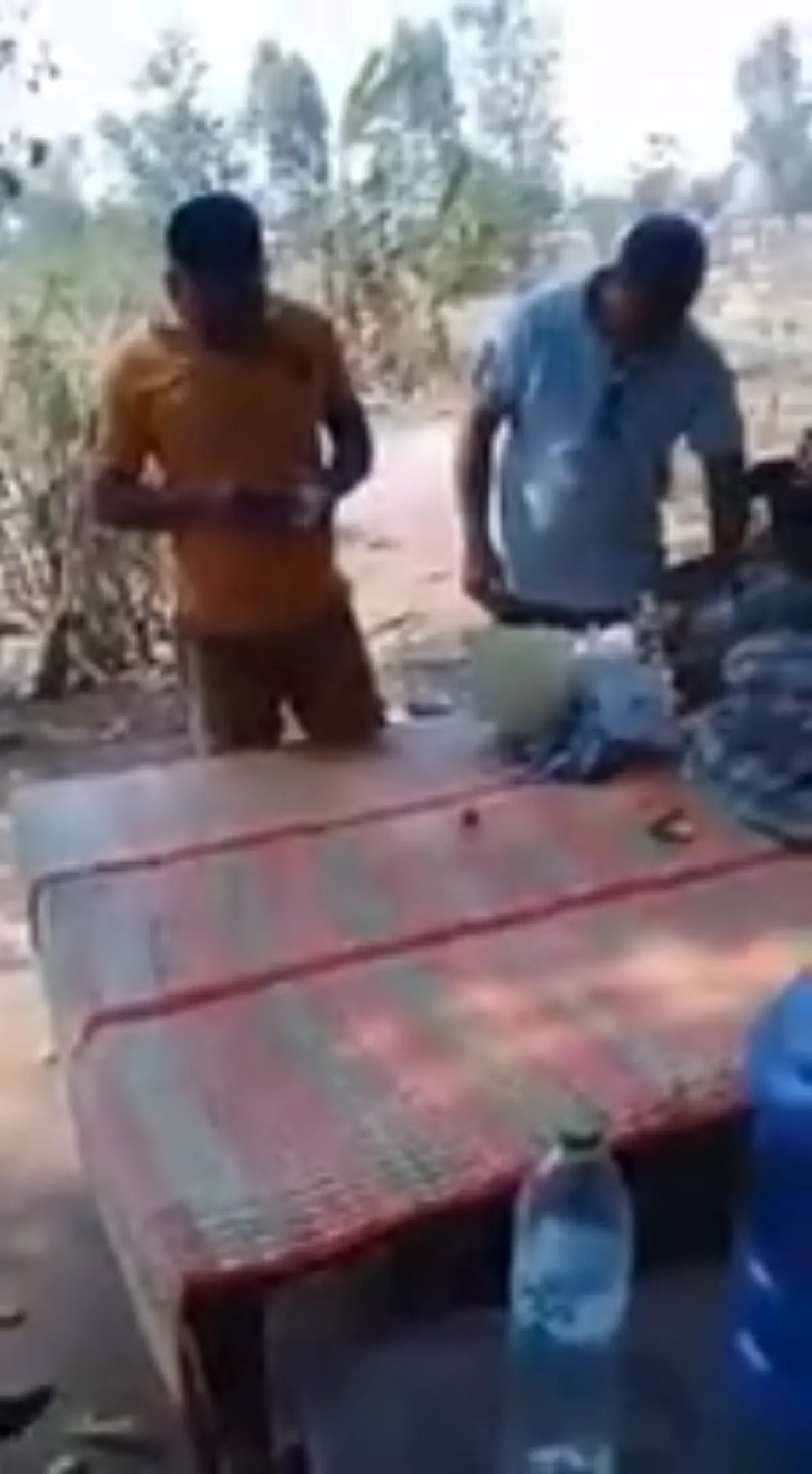 กลุ่มชายแอบอ้างเป็นตำรวจมาขอตรวจฉี่ตามบ้าน พอถามถึงบัตร เล่นเอาชะงักไปพักใหญ่ ก่อนเดินกลับไปแบบเนียนๆ(คลิป)