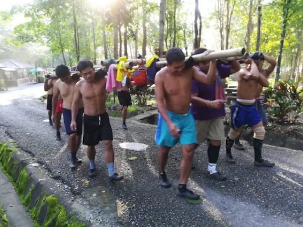 คนไทยเก่งที่สุดในโลก!!! สุดทึ่ง ลูกหาบเกือบ 60 ชีวิต แบกขนรถไถหนักกว่า 1.2 ตัน ขึ้นยอดภูกระดึง โซเชียลแห่ชื่นชม สามัคคีคือพลัง!!!