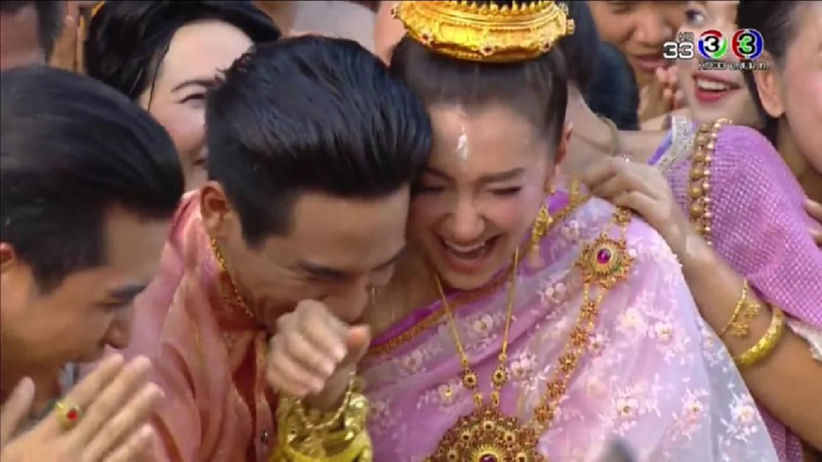 รู้ก่อนใครอ่านเลย !!! "รอมแพง" เผยความลับ? เด็กที่นั่งตัก "หลวงสรศักดิ์" - "หลวงเรือง" แท้จริงคือผู้สูงศักดิ์ในภายภาคหน้า !! (มีภาพ)