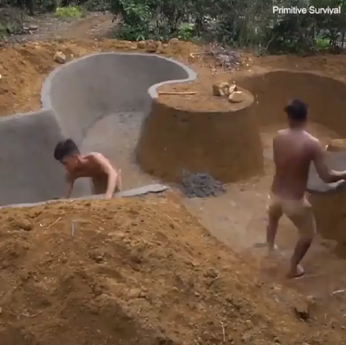 ไม่เจ๋งจริงทำไม่ได้ สองหนุ่มลงแรง สร้างสระว่ายน้ำสุดหรูด้วยตัวเอง โดยไม่เสียเงินแม้แต่บาทเดียว ขนาดปูนยังทำเองได้(คลิป)