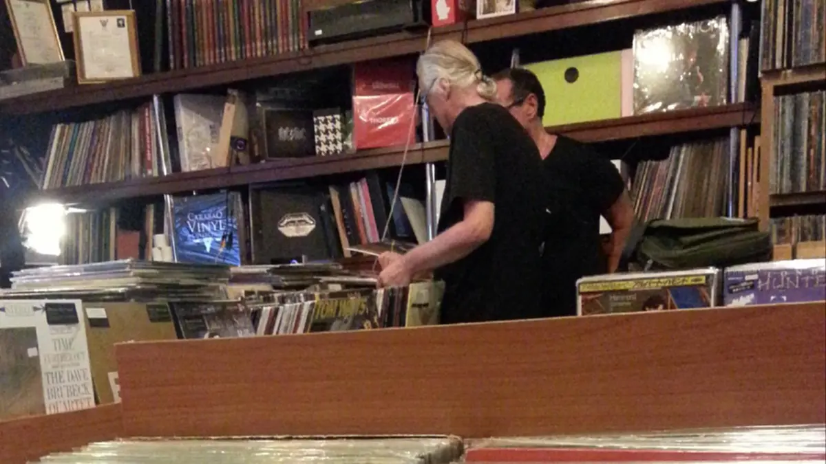 เมื่อหนุ่มไทย เจอฝรั่งยืนอยู่ในร้านขายแผ่นเสียง พอมองดีๆ เขาคือบุคคลระดับตำนาน มันคือวาสนาในชีวิตจริงๆ